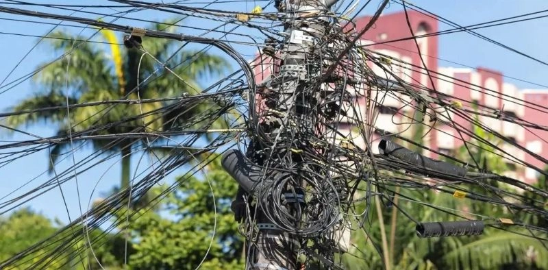 Projeto prev&ecirc; retirada de fios inativos de postes para reduzir risco de acidentes em Joinville