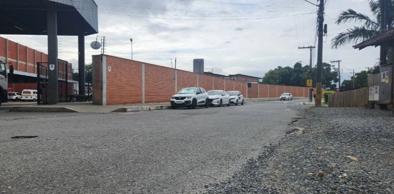 Obra na rede de drenagem interdita rua na Zona Industrial Norte, em Joinville