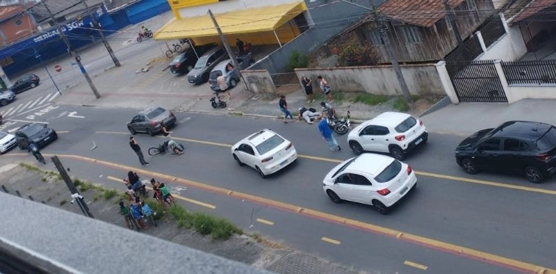 V&Iacute;DEO - Mulheres ficam feridas  ap&oacute;s colis&atilde;o entre bicicleta e moto em Joinville