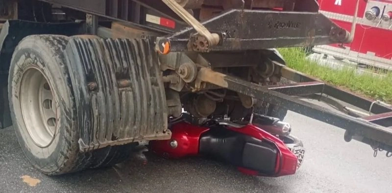 Motociclista morre em grave acidente com caminh&atilde;o em avenida de Joinville