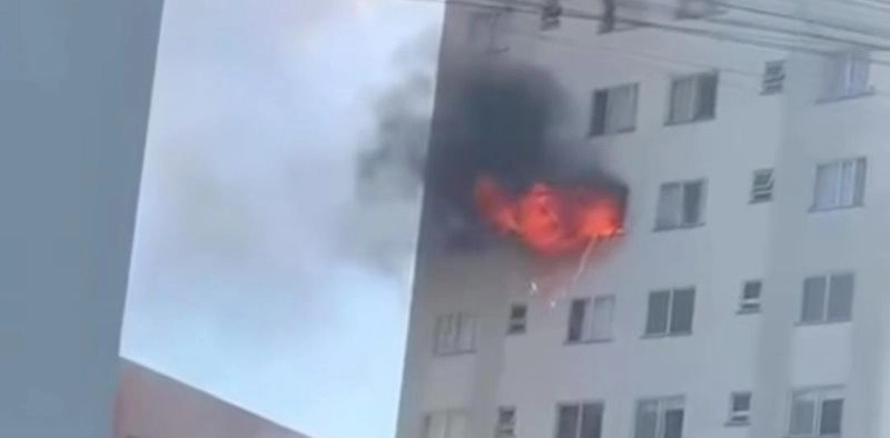 Inc&ecirc;ndio de grandes propor&ccedil;&otilde;es atinge apartamento em Joinville