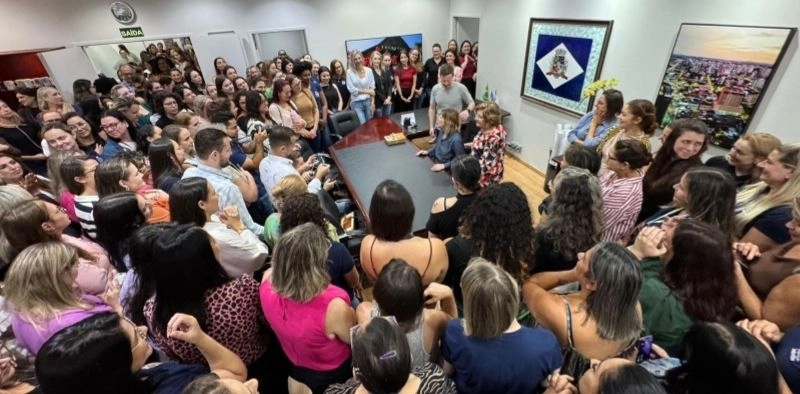 Servidoras recebem Rejane Gambin no in&iacute;cio da gest&atilde;o em Joinville; saiba como foi o primeiro dia da nova prefeita