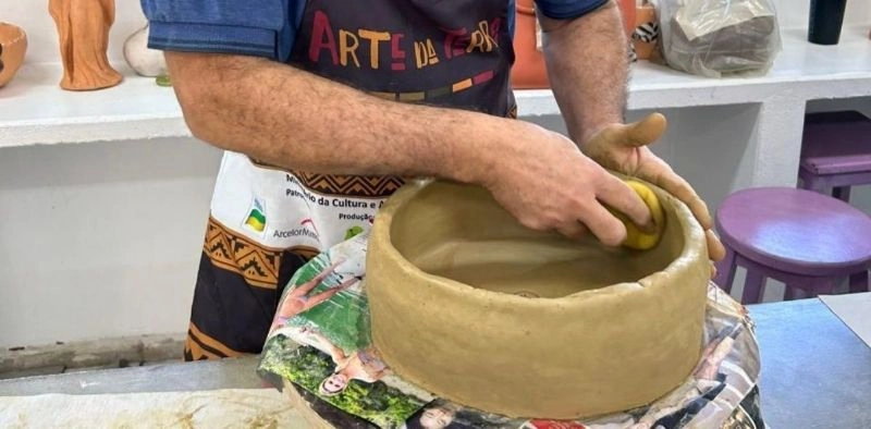 Oficinas de cer&acirc;mica em Joinville ensinam desde modelagem at&eacute; panela artesanal
