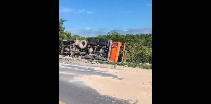 V&Iacute;DEO - Carreta tomba ap&oacute;s colis&atilde;o com van na BR-280, em Araquari