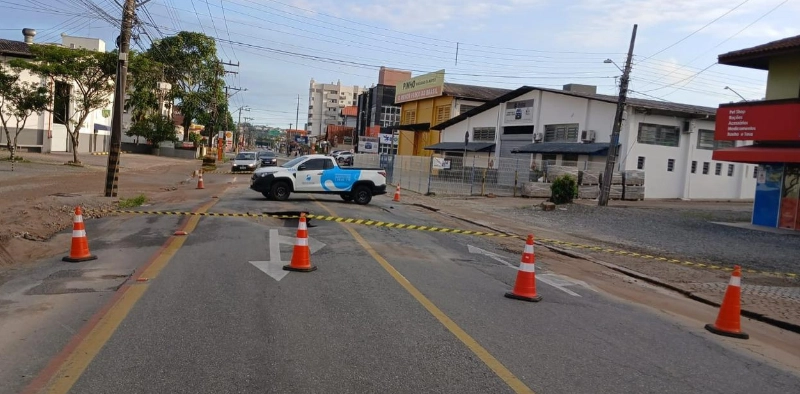 Rua movimentada &eacute; fechada para obra emergencial e pode causar falta de &aacute;gua em tr&ecirc;s bairros de Joinville