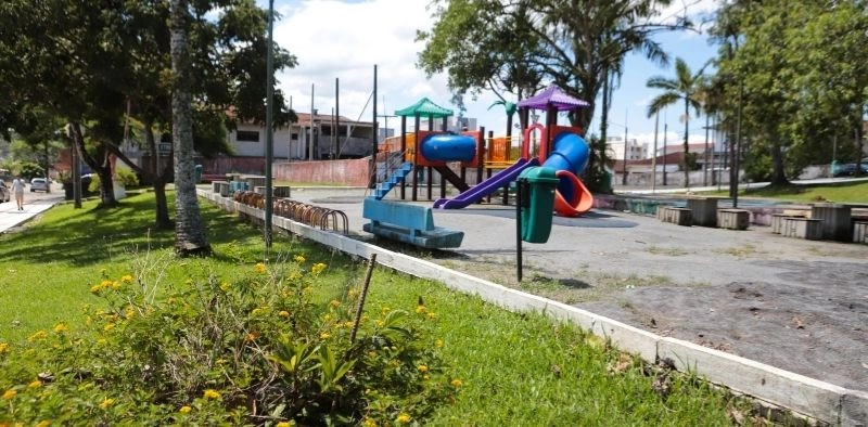 Vereadores fiscalizam melhorias em pra&ccedil;a no bairro Costa e Silva, em Joinville