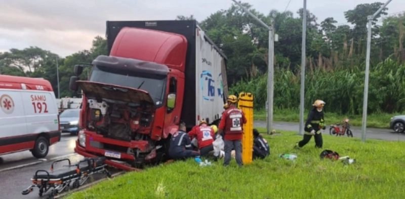 V&Iacute;DEO - Motorista perde controle de caminh&atilde;o, bate em muro e &eacute; atropelado pelo pr&oacute;prio ve&iacute;culo em Joinville