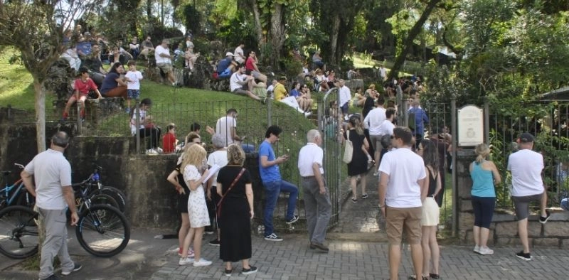 Cemit&eacute;rio do Imigrante recebe exposi&ccedil;&atilde;o sobre 25 anos de Domingos Musicais em Joinville