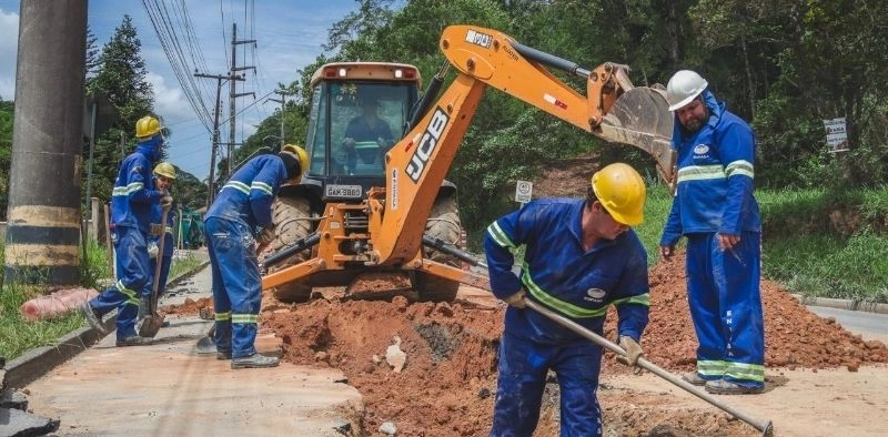 Obra afeta tr&acirc;nsito e abastecimento de &aacute;gua em bairro de Joinville neste domingo