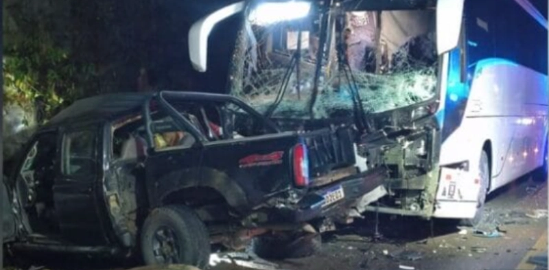 Acidente deixa dois mortos ap&oacute;s batida entre caminhonete e &ocirc;nibus de turismo com 21 pessoas na BR-470