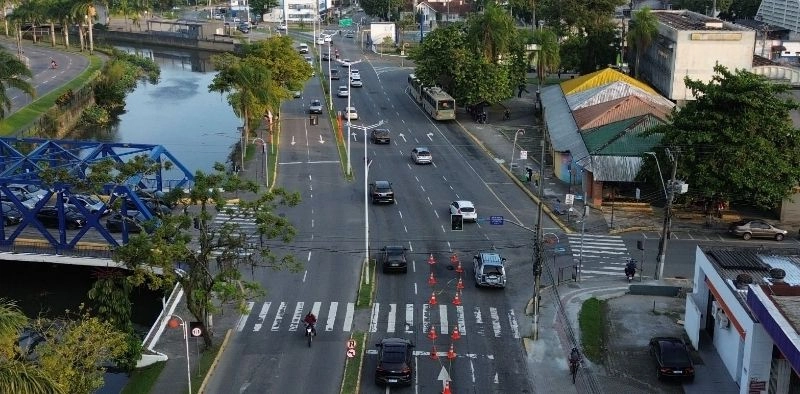 Obra em rede de drenagem interdita trecho da rua Princesa Isabel em Joinville