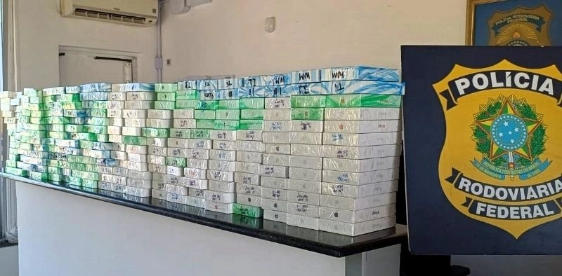 V&Iacute;DEO - Carga de celulares de luxo avaliada em mais de R$ 2 milh&otilde;es &eacute; apreendida na BR-101 em Araquari