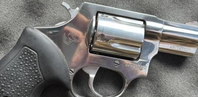 Homem em surto psic&oacute;tico ame&ccedil;a irm&atilde; com um rev&oacute;lver, em Joinville&nbsp;