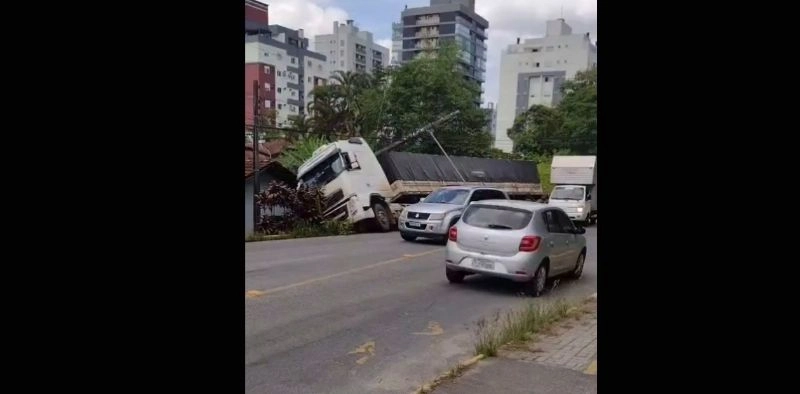 V&Iacute;DEO - Caminh&atilde;o atinge poste e invade terreno de casa em Joinville; moradores s&atilde;o evacuados