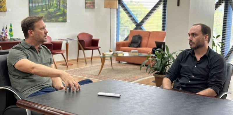 Prefeito de Joinville recebe Carlos Bolsonaro e apresenta necessidades da cidade