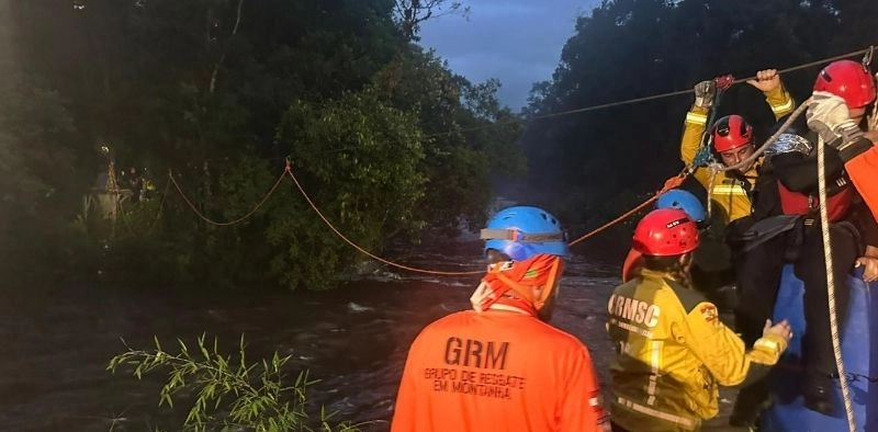 16 pessoas e um cachorro ficam ilhados no Monte Crista, em Garuva