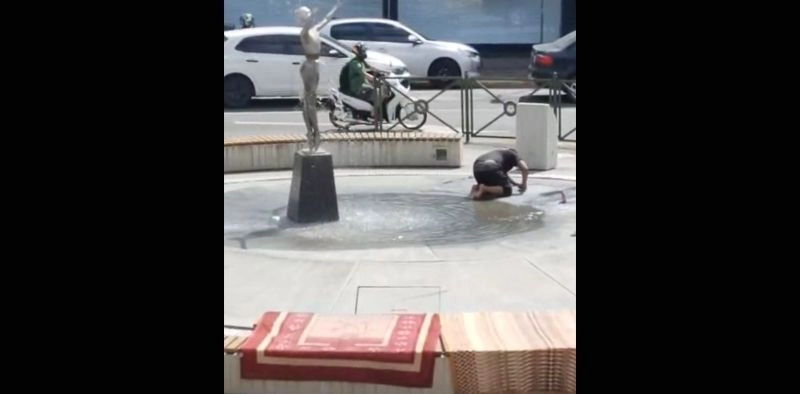 V&Iacute;DEO - Homem &eacute; flagrado lavando tapetes no chafariz da Pra&ccedil;a da Bailarina, em Joinville