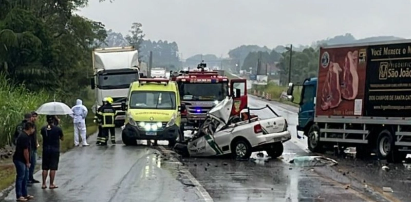 V&Iacute;DEO - Duas pessoas morrem em grave acidente na BR-470, em Indaial