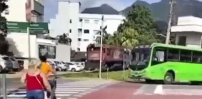 V&Iacute;DEO - Por pouco, &ocirc;nibus escapa de grave acidente com um trem em Jaragu&aacute; do Sul