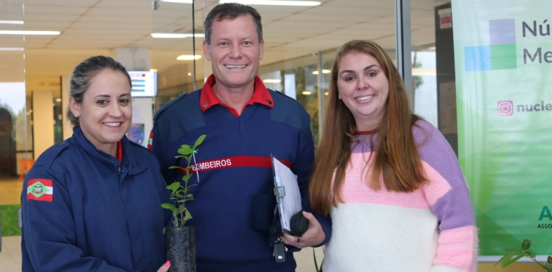 Acic e N&uacute;cleo do Meio Ambiente distribuem mudas de plantas em refor&ccedil;o &agrave; Semana do Meio Ambiente