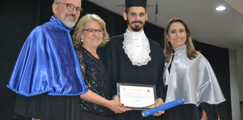 Acic homenageia formando do curso de Design da Unesc