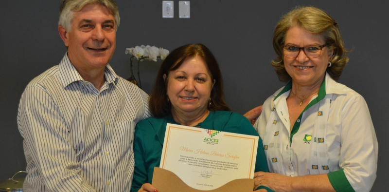 Acic homenageia contadora pelos 40 anos de presta&ccedil;&atilde;o de servi&ccedil;os
