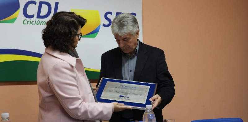 Acic recebe homenagem da CDL de Crici&uacute;ma