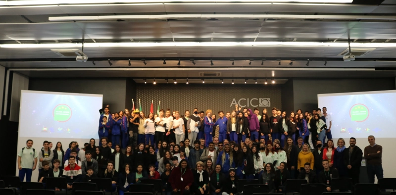 Alunos do Projeto Clube do Jovem Empreendedor conhecem a Acic