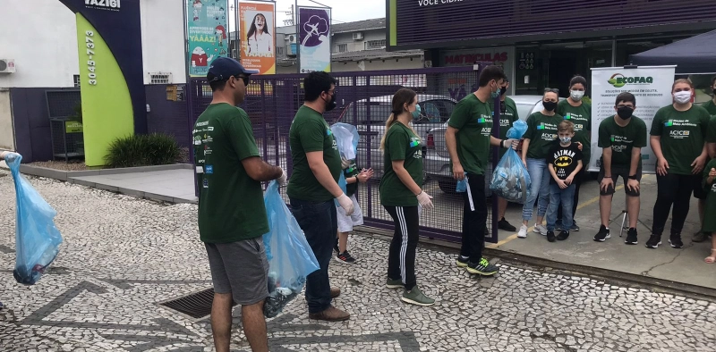 Caminhada Ecol&oacute;gica retira res&iacute;duos da Pra&ccedil;a do Congresso