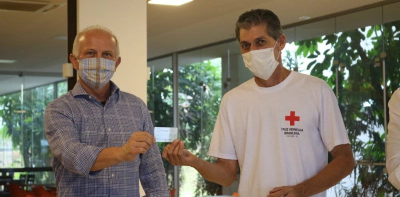 Campanha &ldquo;Juntos de Cora&ccedil;&atilde;o&rdquo; faz doa&ccedil;&atilde;o de 300 cart&otilde;es de compras &agrave;s fam&iacute;lias necessitadas