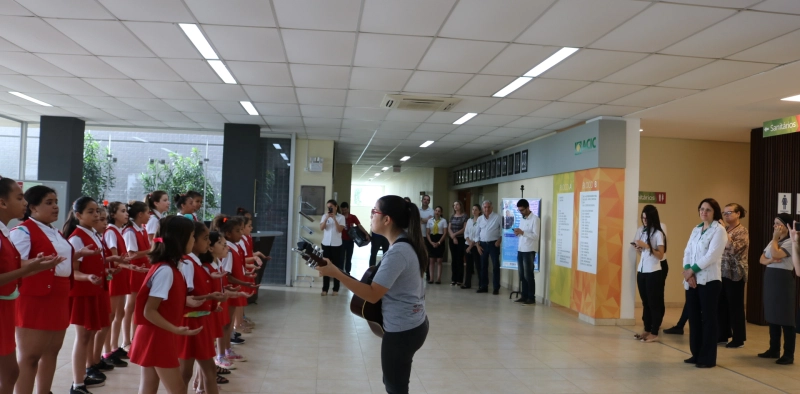 Crian&ccedil;as do Bairro visitam a Acic para agradecer por mais um ano de parcerias