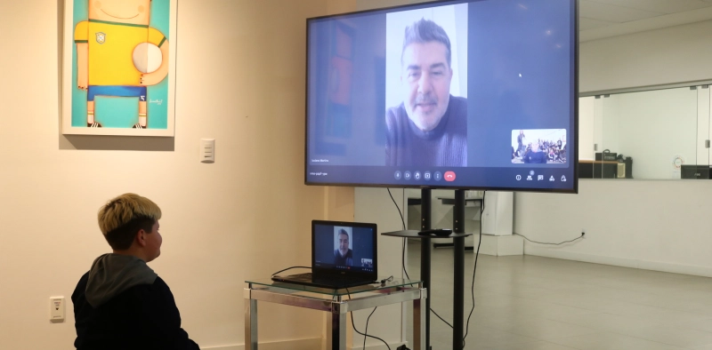 Acic promove intera&ccedil;&atilde;o entre estudantes e artista