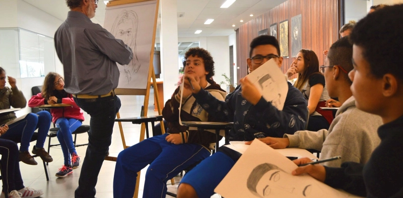 Oficina de arte encanta estudantes no Cultura Acic