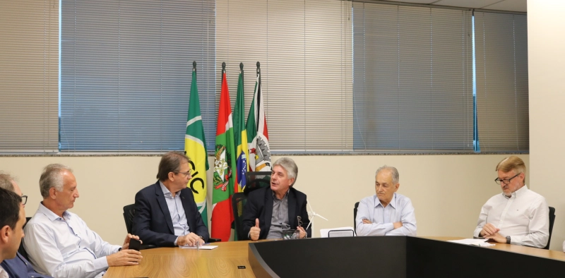 Desenvolvimento do Sul pauta reuni&atilde;o entre empres&aacute;rios e o presidente da Fiesc
