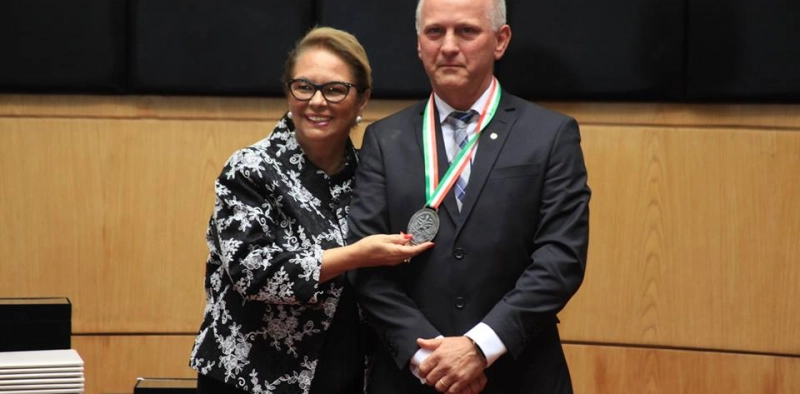 Empres&aacute;rio C&eacute;sar Smielevski recebe Comenda do Legislativo