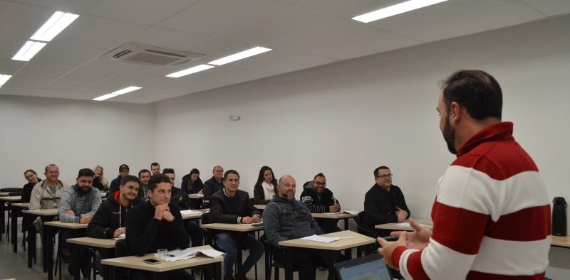 Empres&aacute;rios de oficinas mec&acirc;nicas recebem qualifica&ccedil;&atilde;o na Acic