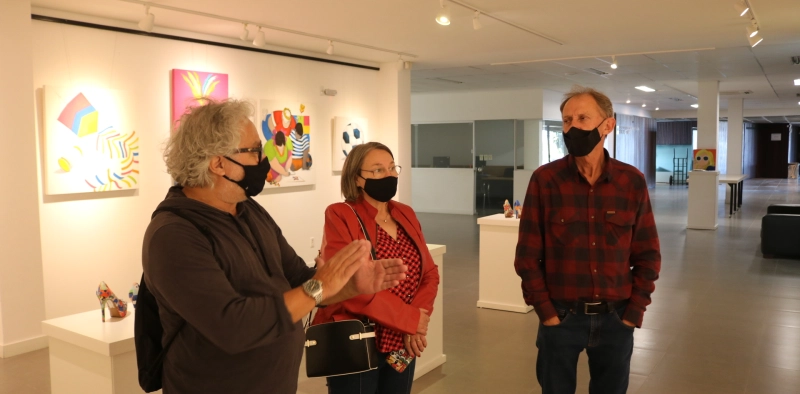 Empres&aacute;rios visitam exposi&ccedil;&atilde;o de Dudu Rodrigues na Acic