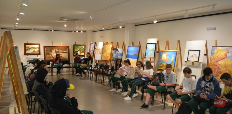Estudantes do Caravaggio visitam galeria de arte da Acic