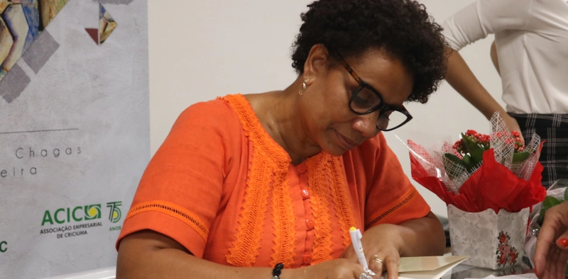 Escritora radicada em Crici&uacute;ma participa da Feira do Livro de Lisboa