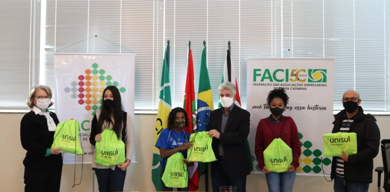 Estudantes de Crici&uacute;ma s&atilde;o beneficiados com kits escolares pela Unisul