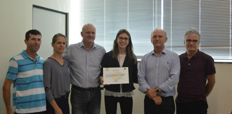 Graduada em Design da Unesc recebe homenagem da Acic