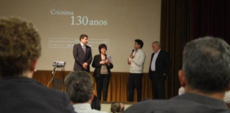 Emo&ccedil;&atilde;o na passagem do filme &lsquo;La Terra Promessa'