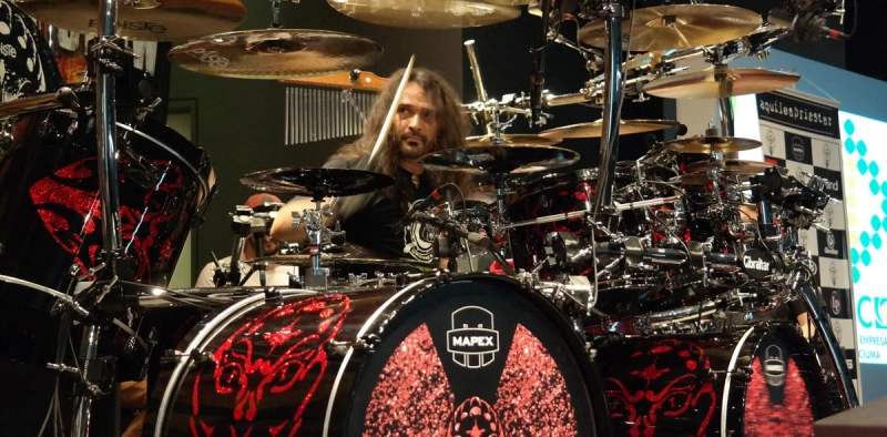 Maior baterista de heavy metal do Brasil protagoniza espet&aacute;culo na Acic&nbsp;