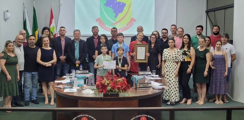 Medalhistas do Pr&ecirc;mio Acic de Matem&aacute;tica recebem homenagem da C&acirc;mara Municipal de Forquilhinha