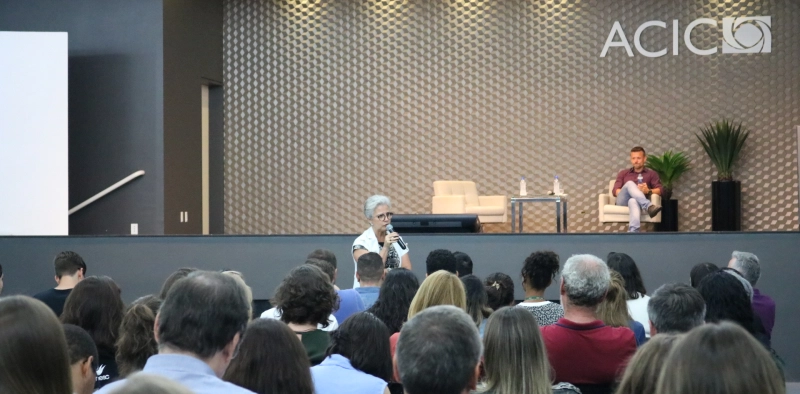 Mudan&ccedil;as e tend&ecirc;ncias do profissional do design foram abordadas em Aula Magna na Acic