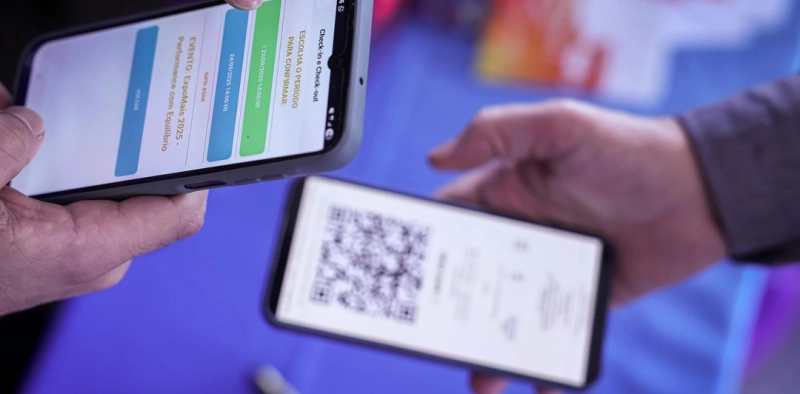 Participantes da ExpoMais têm experiência imersiva com IA durante o evento