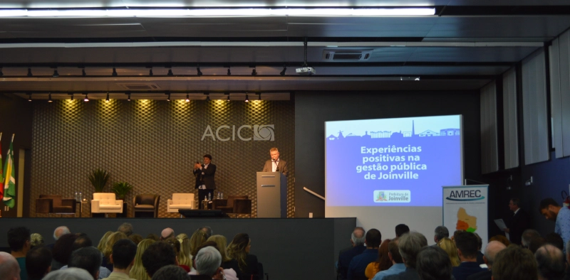 Prefeito de Joinville destaca planejamento e uni&atilde;o como caminhos para o crescimento