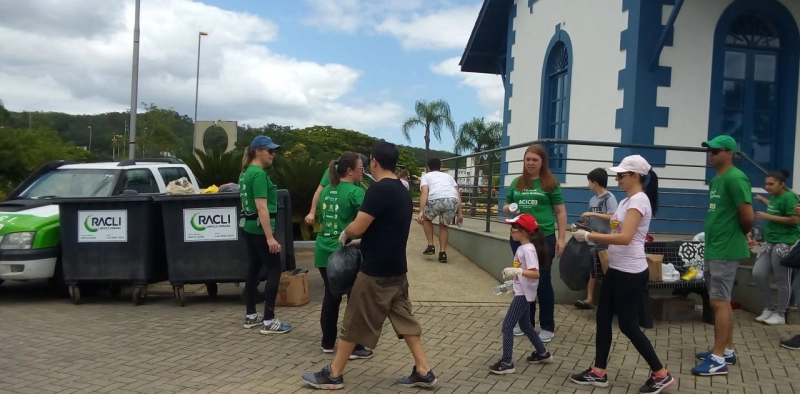 Primeira caminhada ecol&oacute;gica recolhe meia tonelada de res&iacute;duos