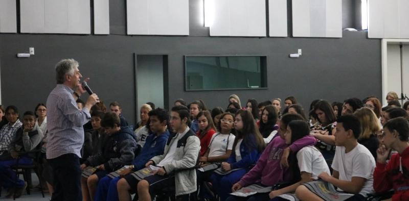 Projeto Escolas na Acic recebe estudantes da Escola Filho do Mineiro 