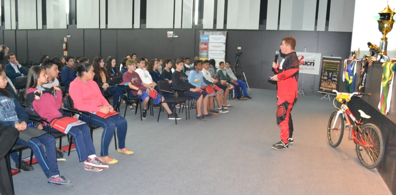 Projeto Escolas na Acic recebe mais de 150 estudantes de Crici&uacute;ma